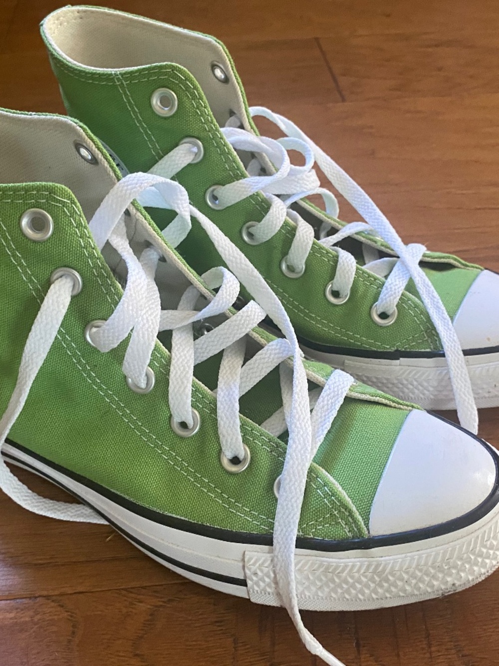 Green Converse size 8 Women's never worn